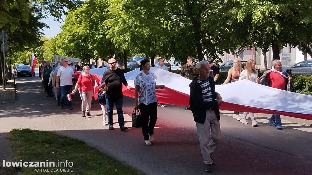 Pochód z 50-metrową flagą ulicami Łowicza
