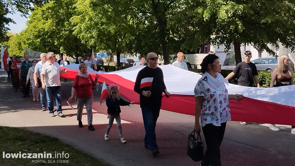 Pochód z 50-metrową flagą ulicami Łowicza
