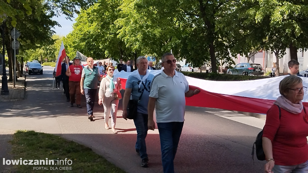 Pochód z 50-metrową flagą ulicami Łowicza