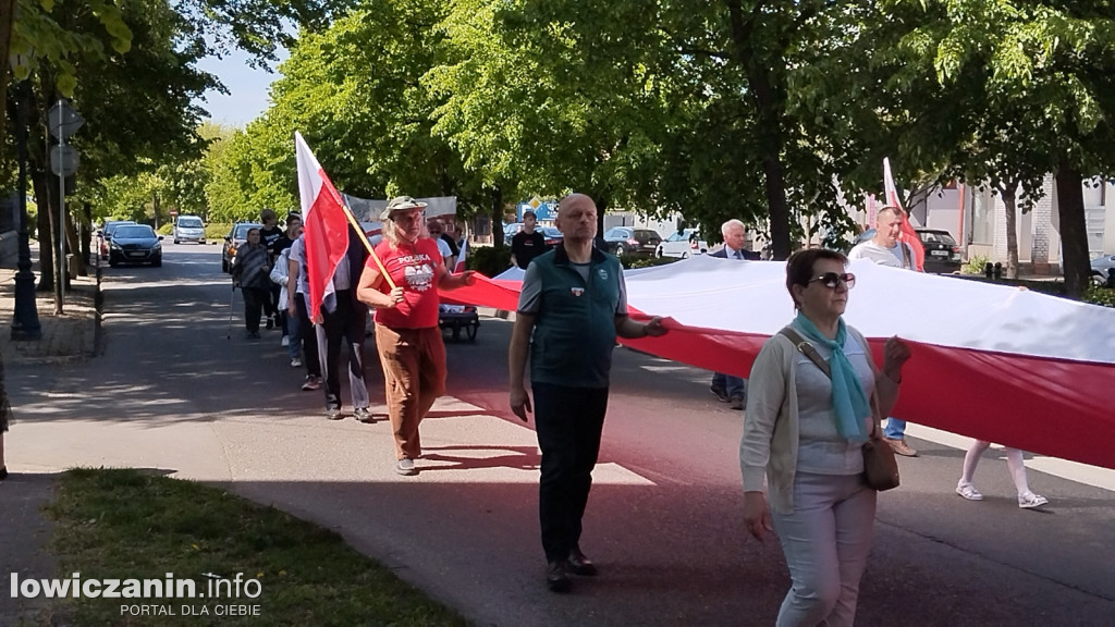 Pochód z 50-metrową flagą ulicami Łowicza