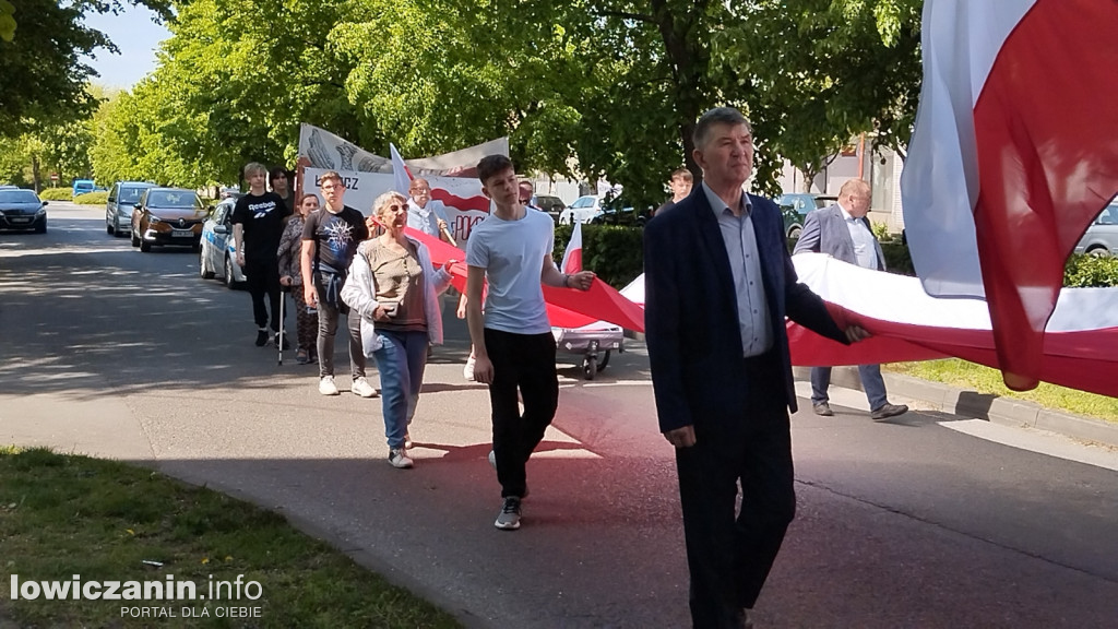 Pochód z 50-metrową flagą ulicami Łowicza