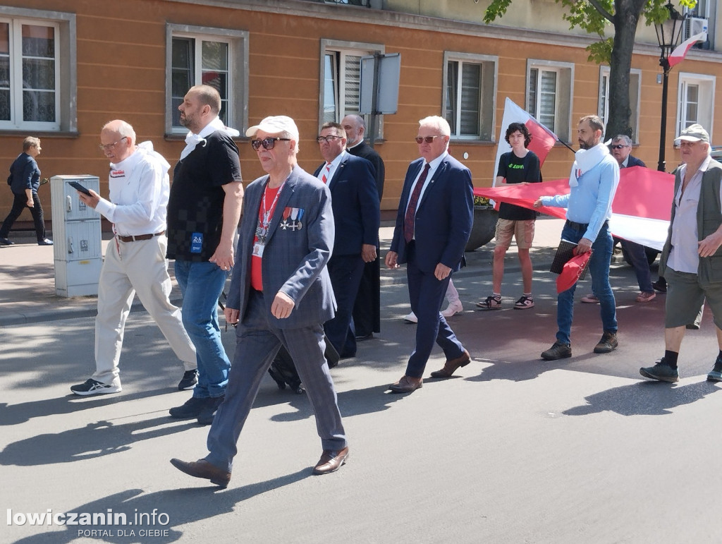 Pochód z 50-metrową flagą ulicami Łowicza