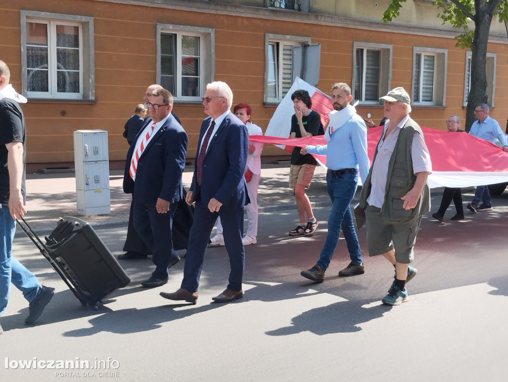 Pochód z 50-metrową flagą ulicami Łowicza