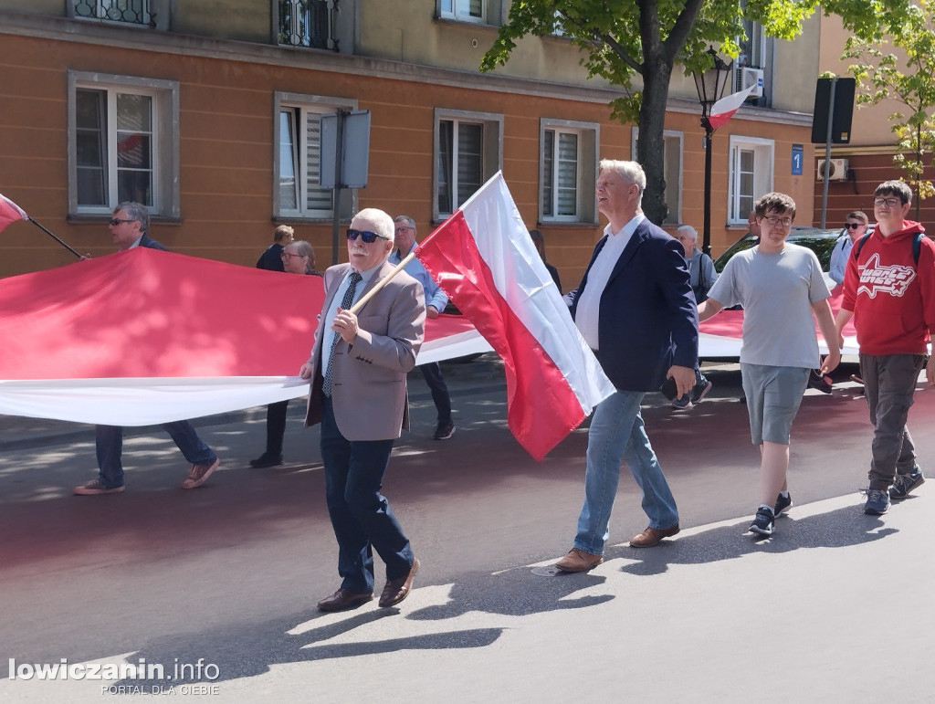 Pochód z 50-metrową flagą ulicami Łowicza