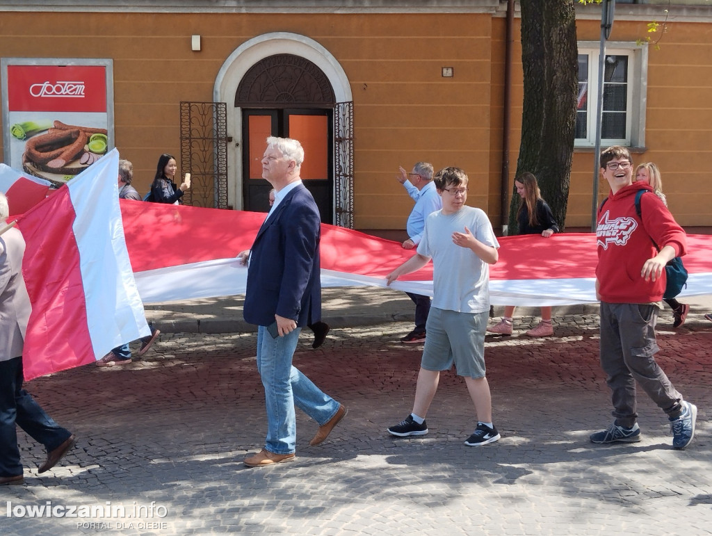 Pochód z 50-metrową flagą ulicami Łowicza