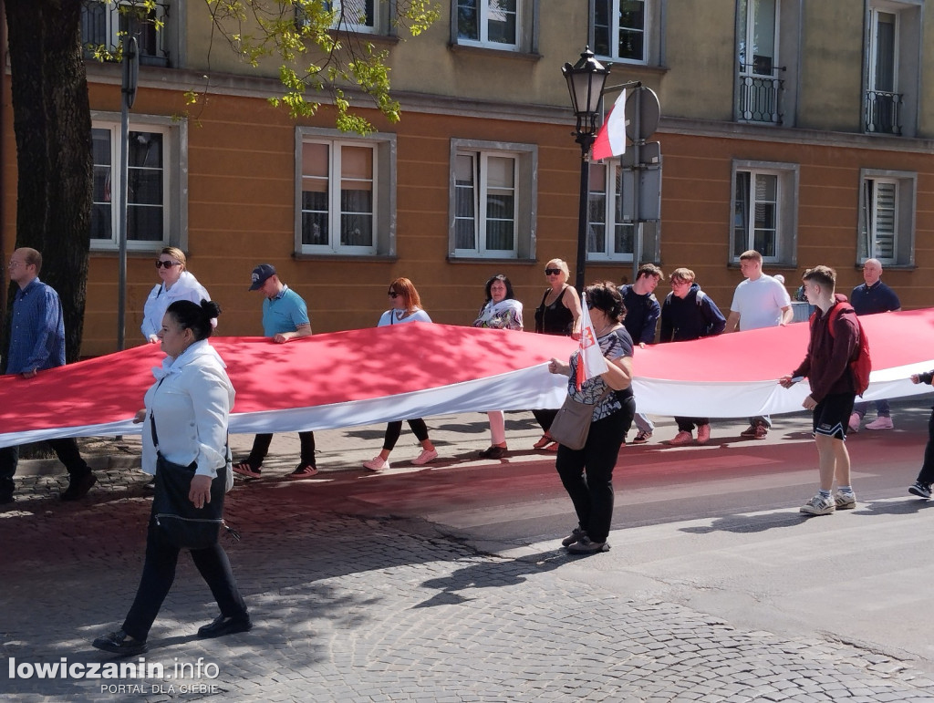 Pochód z 50-metrową flagą ulicami Łowicza