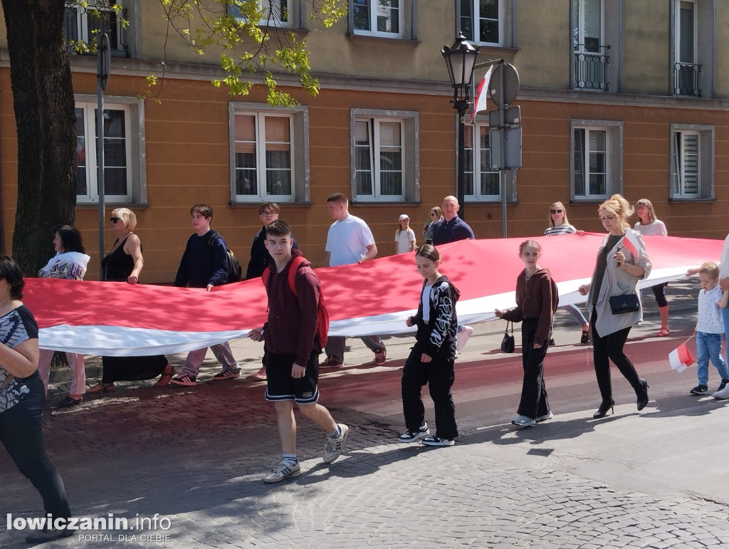 Pochód z 50-metrową flagą ulicami Łowicza
