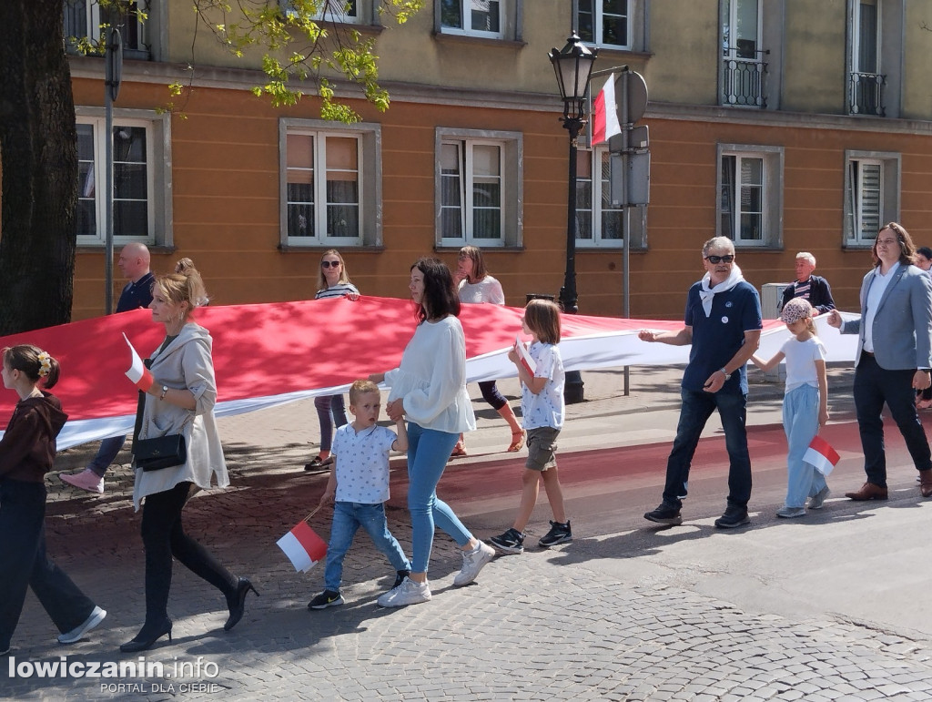 Pochód z 50-metrową flagą ulicami Łowicza