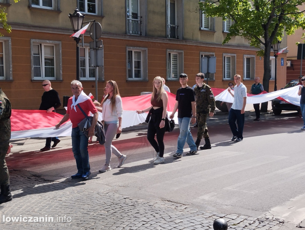 Pochód z 50-metrową flagą ulicami Łowicza
