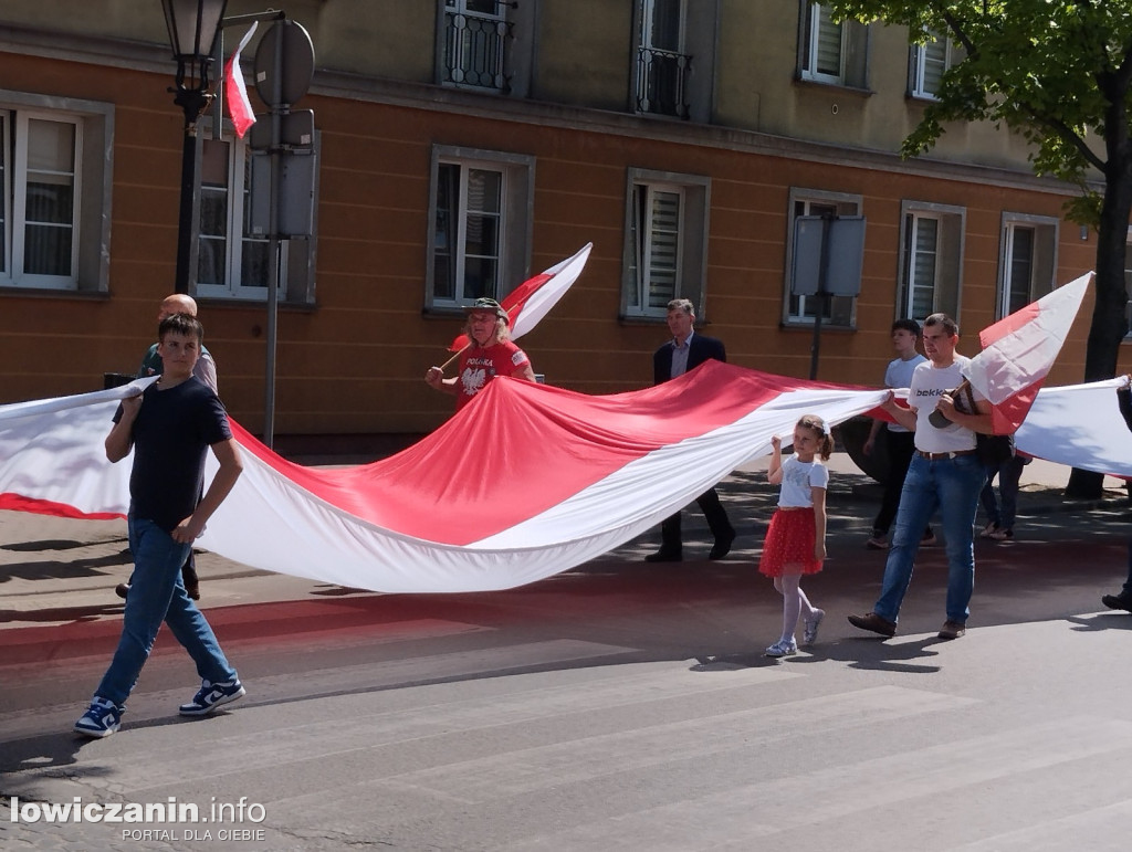 Pochód z 50-metrową flagą ulicami Łowicza