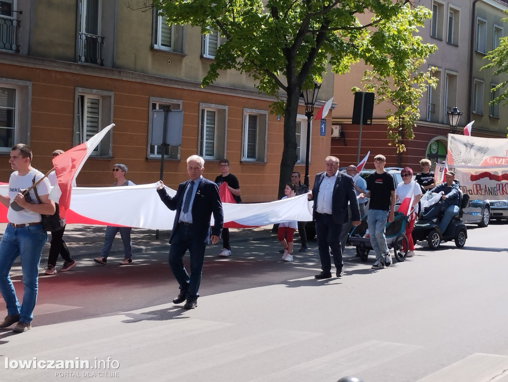 Pochód z 50-metrową flagą ulicami Łowicza
