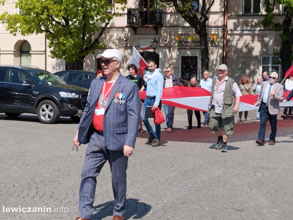 Pochód z 50-metrową flagą ulicami Łowicza