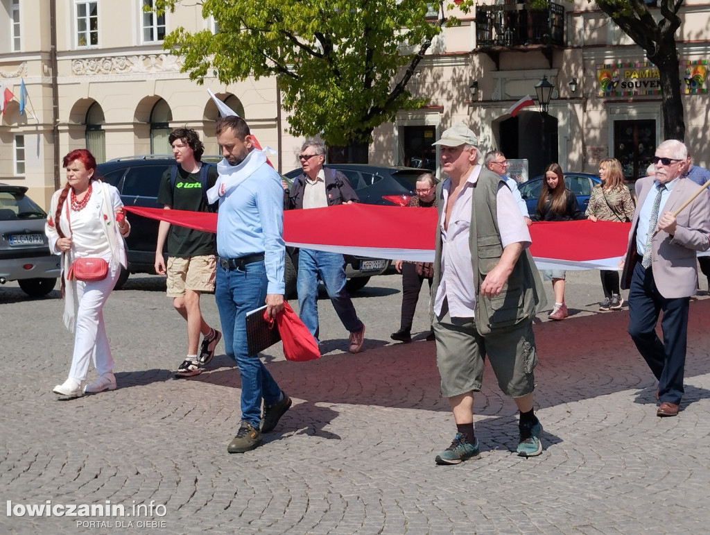 Pochód z 50-metrową flagą ulicami Łowicza