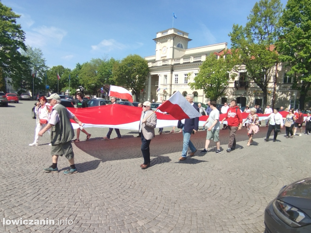 Pochód z 50-metrową flagą ulicami Łowicza