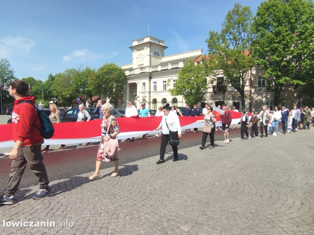 Pochód z 50-metrową flagą ulicami Łowicza