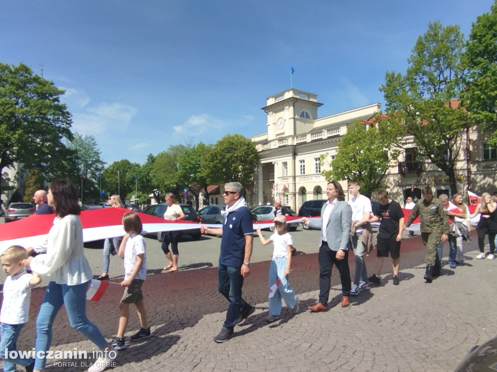 Pochód z 50-metrową flagą ulicami Łowicza