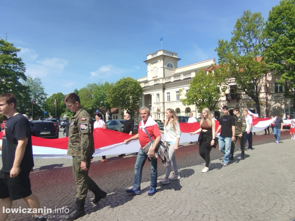 Pochód z 50-metrową flagą ulicami Łowicza