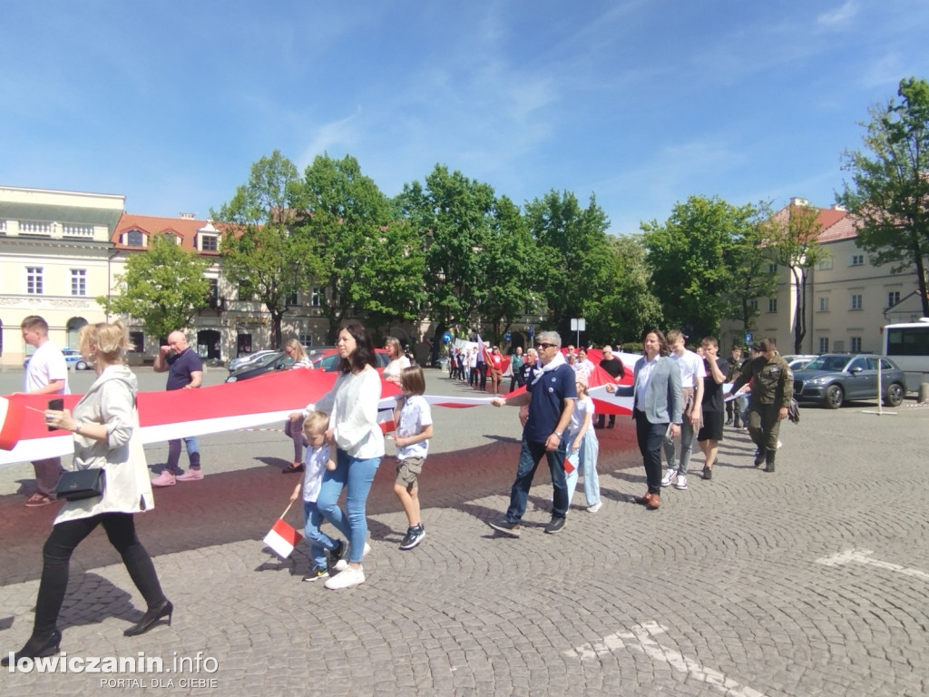 Pochód z 50-metrową flagą ulicami Łowicza