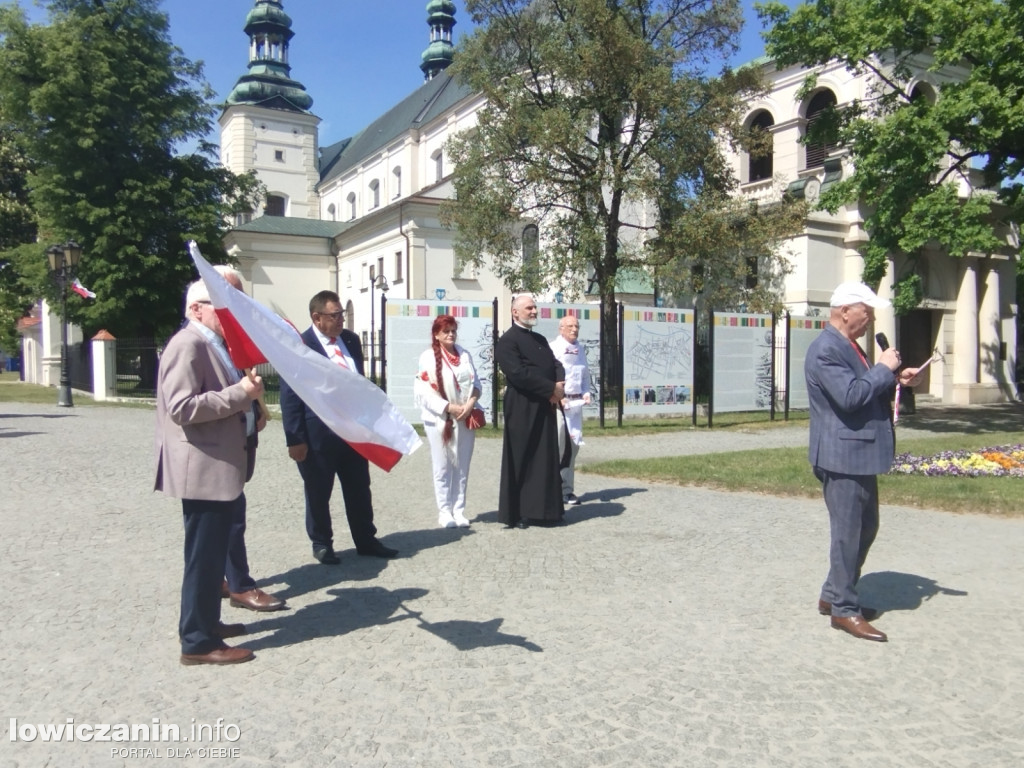 Pochód z 50-metrową flagą ulicami Łowicza