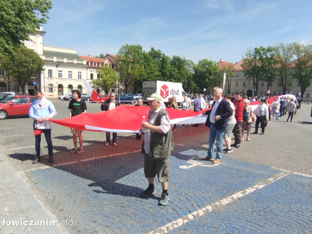 Pochód z 50-metrową flagą ulicami Łowicza