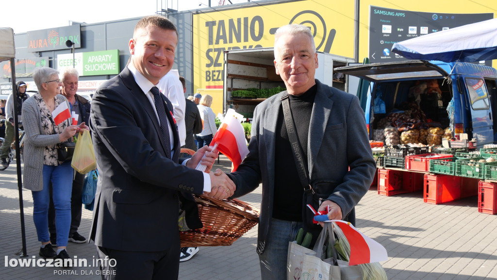 Flagi i kotyliony dla mieszkańców Łowicza