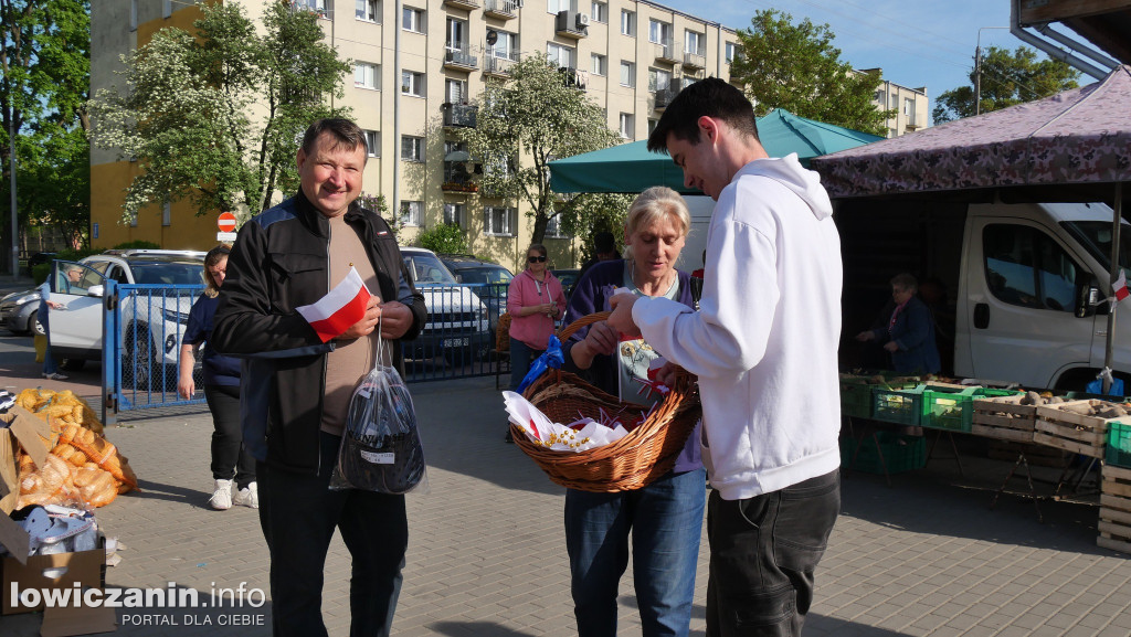  Flagi i kotyliony dla mieszkańców Łowicza