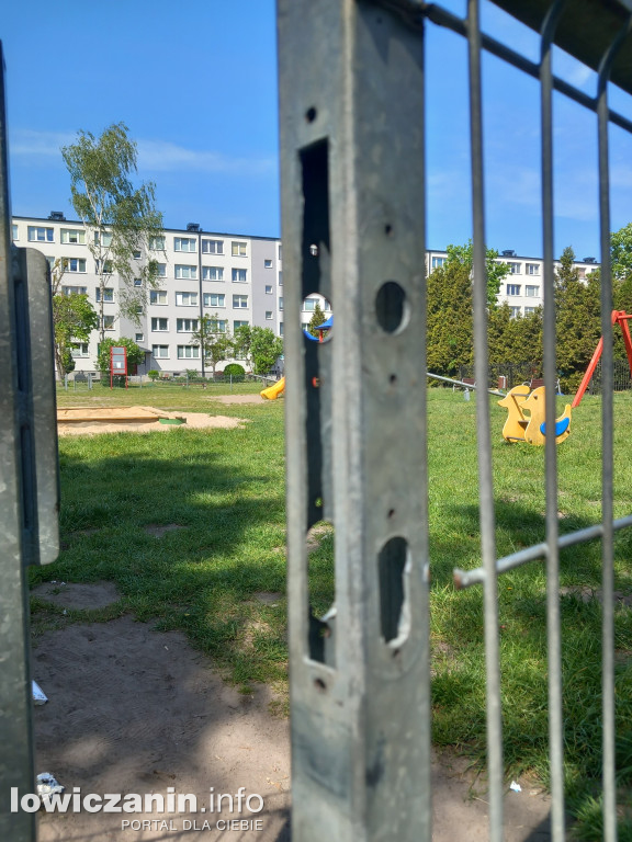 Plac zabaw na os. Starzyńskiego w Łowiczu