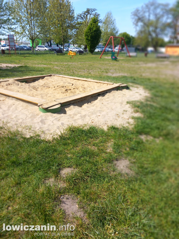 Plac zabaw na os. Starzyńskiego w Łowiczu