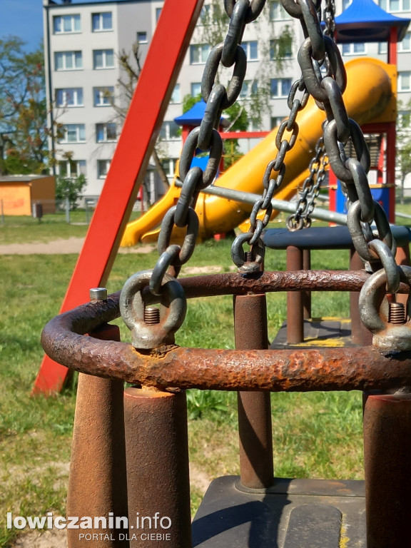 Plac zabaw na os. Starzyńskiego w Łowiczu