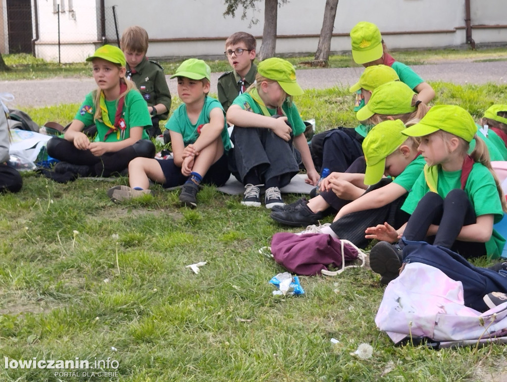 Spotkanie harcerzy w pasażu Grabskiego