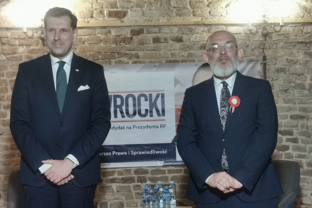 Spotkanie przedwyborcze w piwnicy muzeum