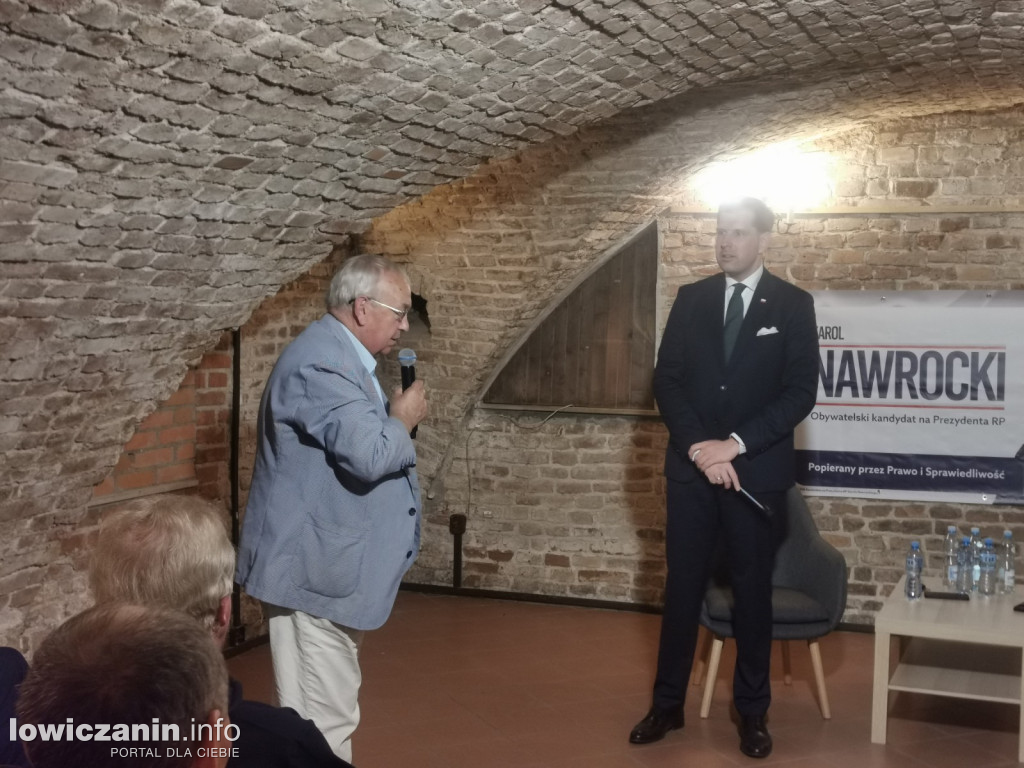 Spotkanie przedwyborcze w piwnicy muzeum