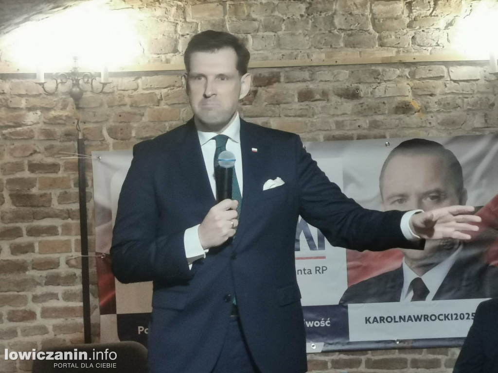 Spotkanie przedwyborcze w piwnicy muzeum