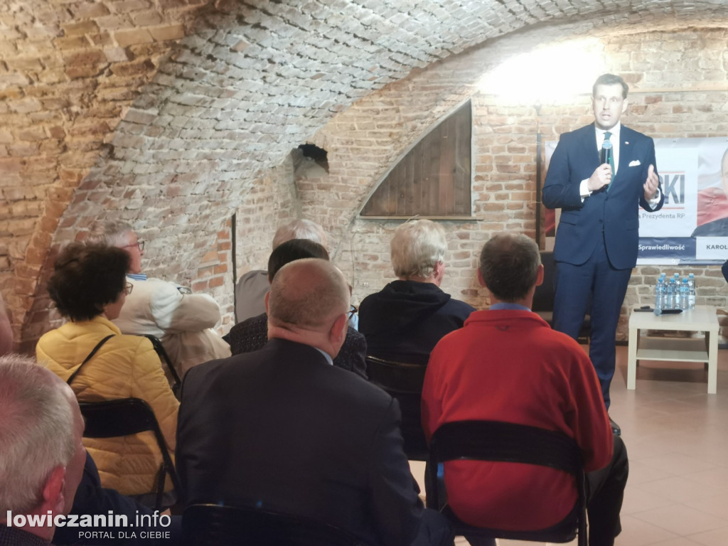 Spotkanie przedwyborcze w piwnicy muzeum