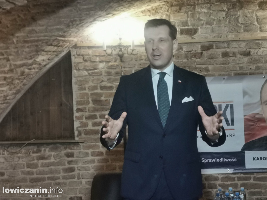 Spotkanie przedwyborcze w piwnicy muzeum