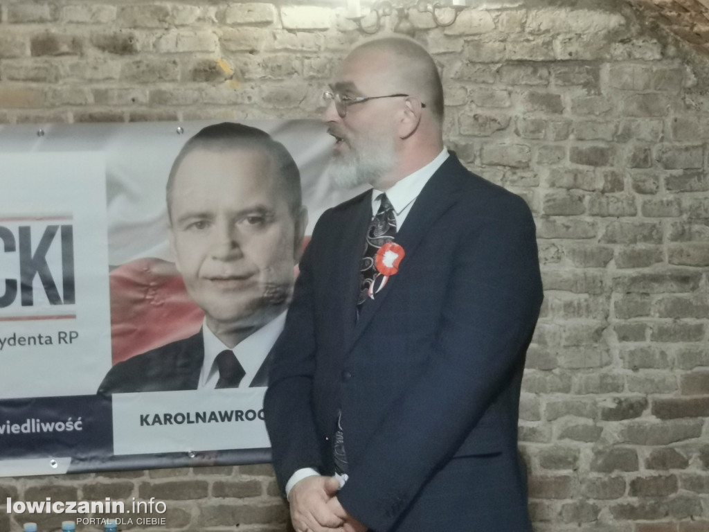 Spotkanie przedwyborcze w piwnicy muzeum