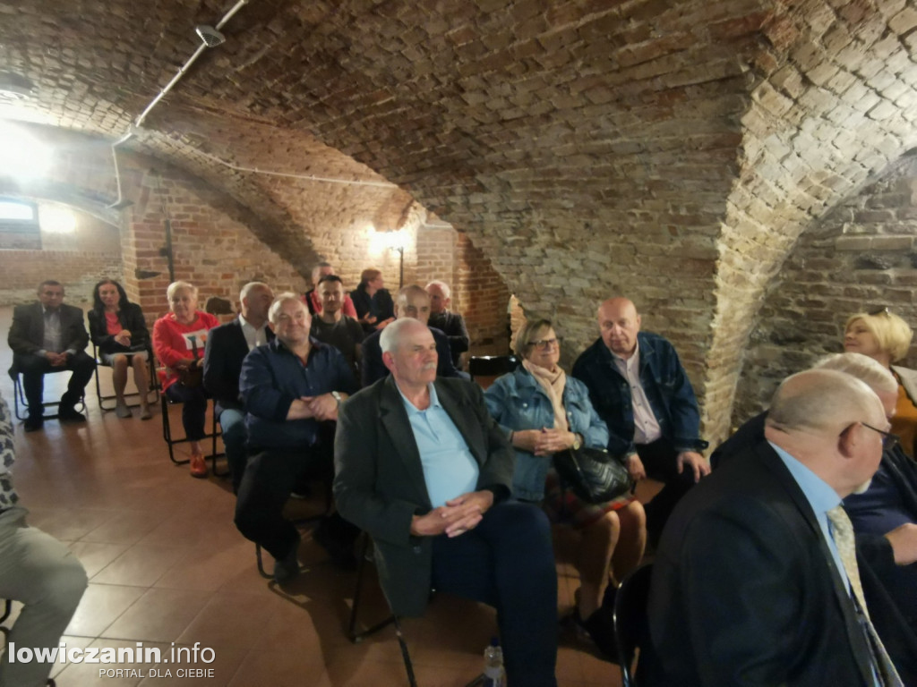 Spotkanie przedwyborcze w piwnicy muzeum