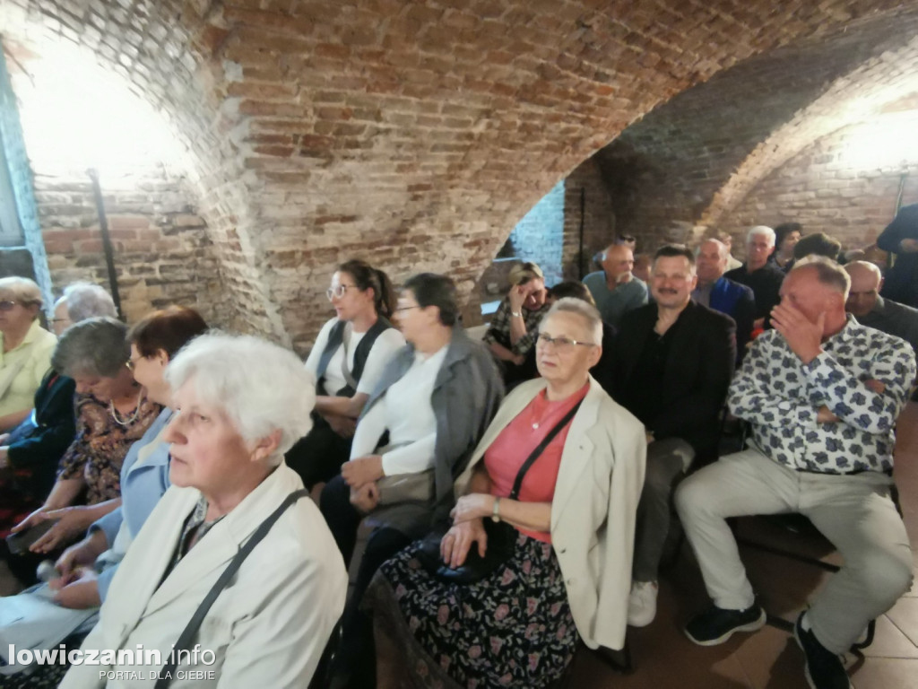 Spotkanie przedwyborcze w piwnicy muzeum