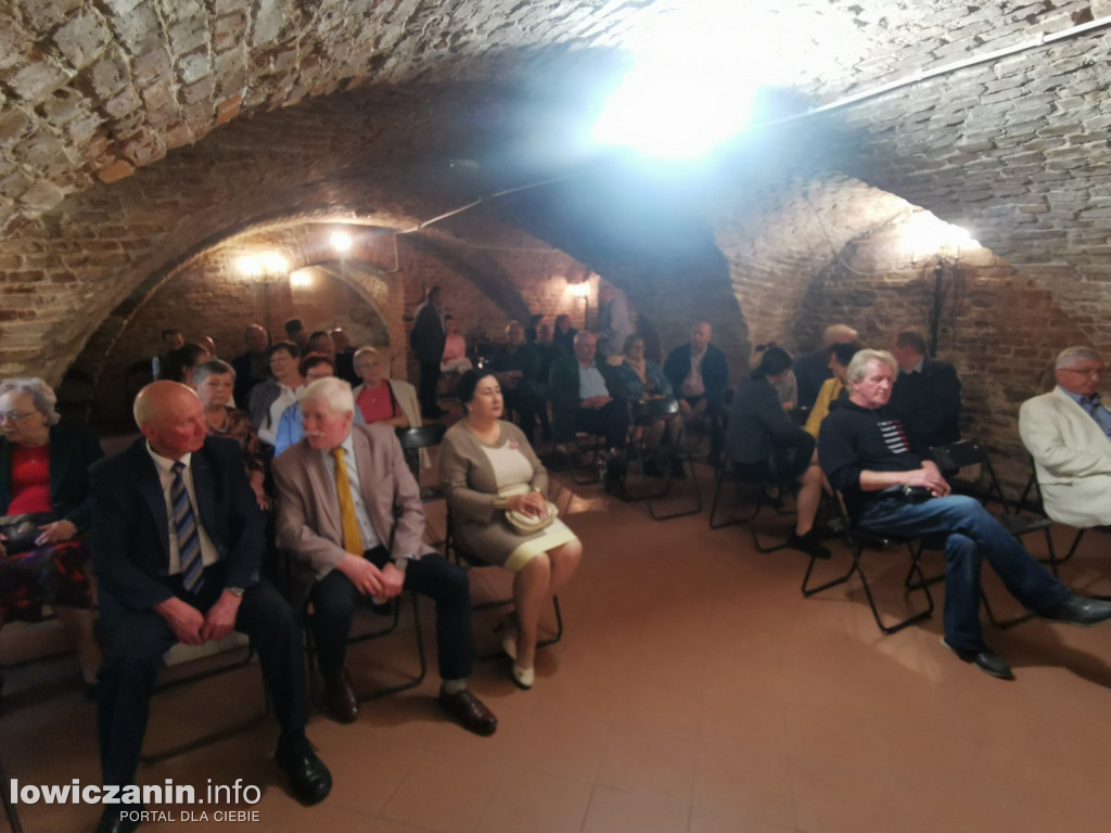 Spotkanie przedwyborcze w piwnicy muzeum