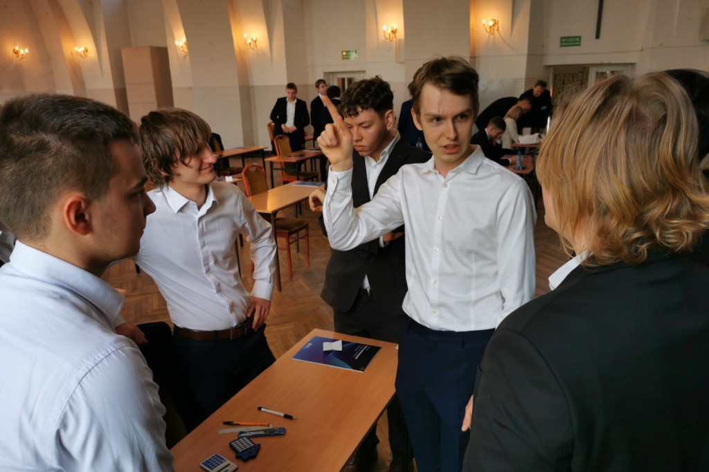 Maturzyści z ZST nr 1 w Łowiczu przed egzaminem z matematyki