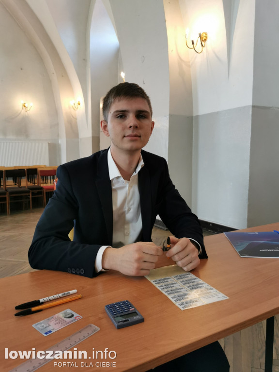 Maturzyści z ZST nr 1 w Łowiczu przed egzaminem z matematyki