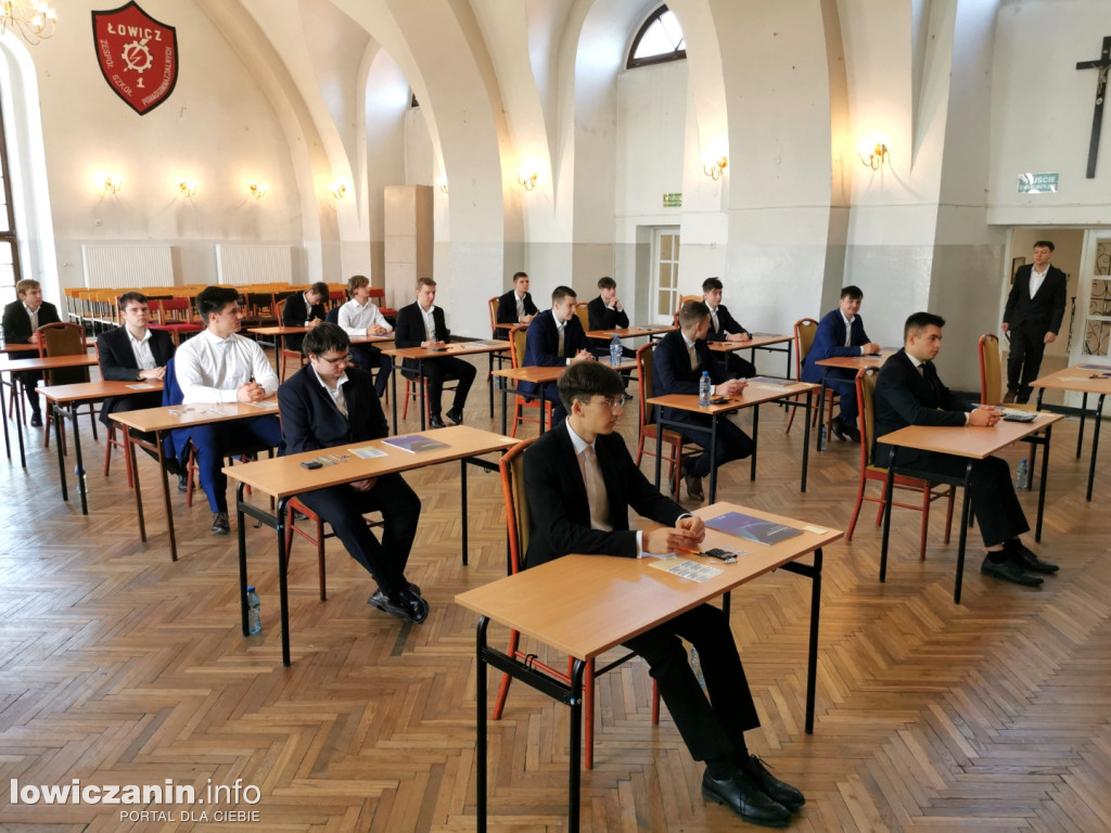 Maturzyści z ZST nr 1 w Łowiczu przed egzaminem z matematyki