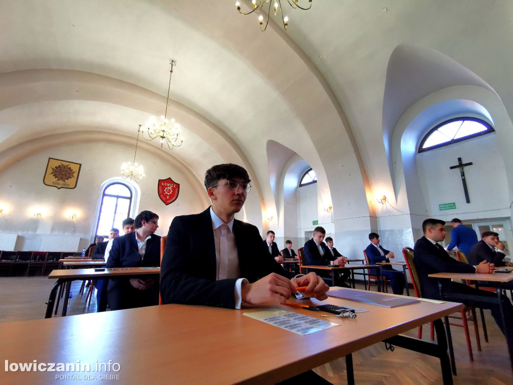 Maturzyści z ZST nr 1 w Łowiczu przed egzaminem z matematyki