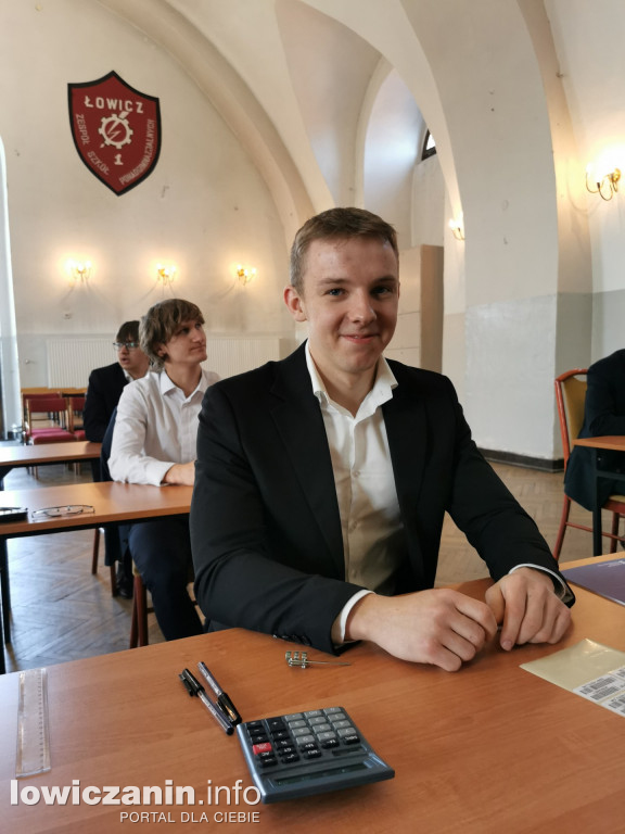 Maturzyści z ZST nr 1 w Łowiczu przed egzaminem z matematyki