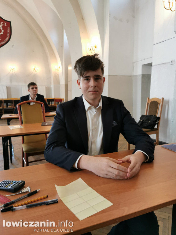 Maturzyści z ZST nr 1 w Łowiczu przed egzaminem z matematyki