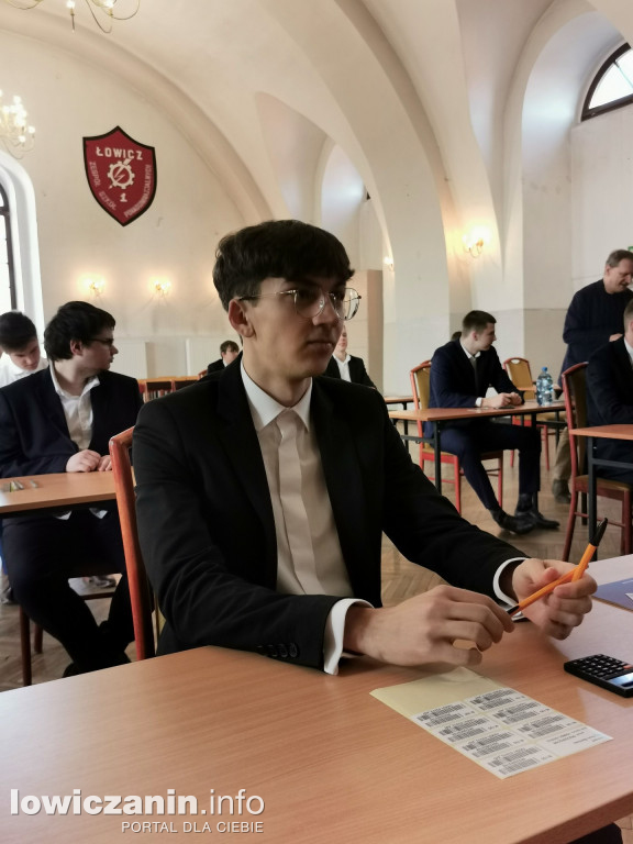 Maturzyści z ZST nr 1 w Łowiczu przed egzaminem z matematyki