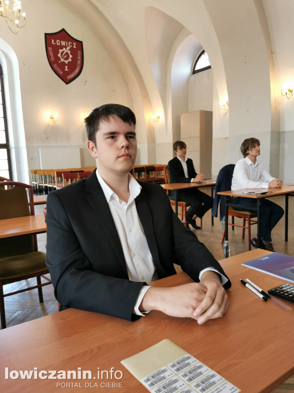 Maturzyści z ZST nr 1 w Łowiczu przed egzaminem z matematyki