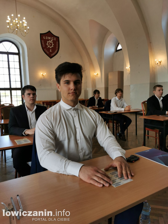 Maturzyści z ZST nr 1 w Łowiczu przed egzaminem z matematyki