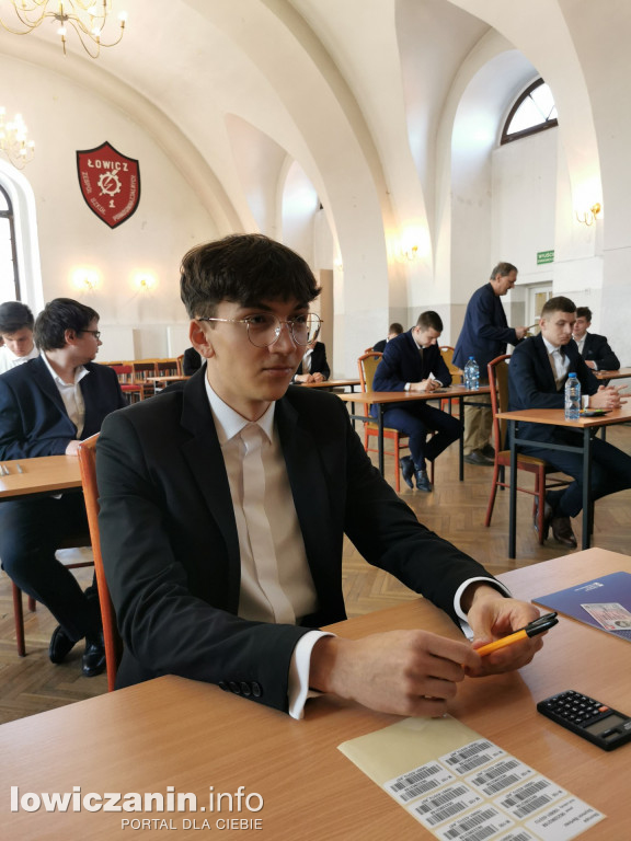 Maturzyści z ZST nr 1 w Łowiczu przed egzaminem z matematyki