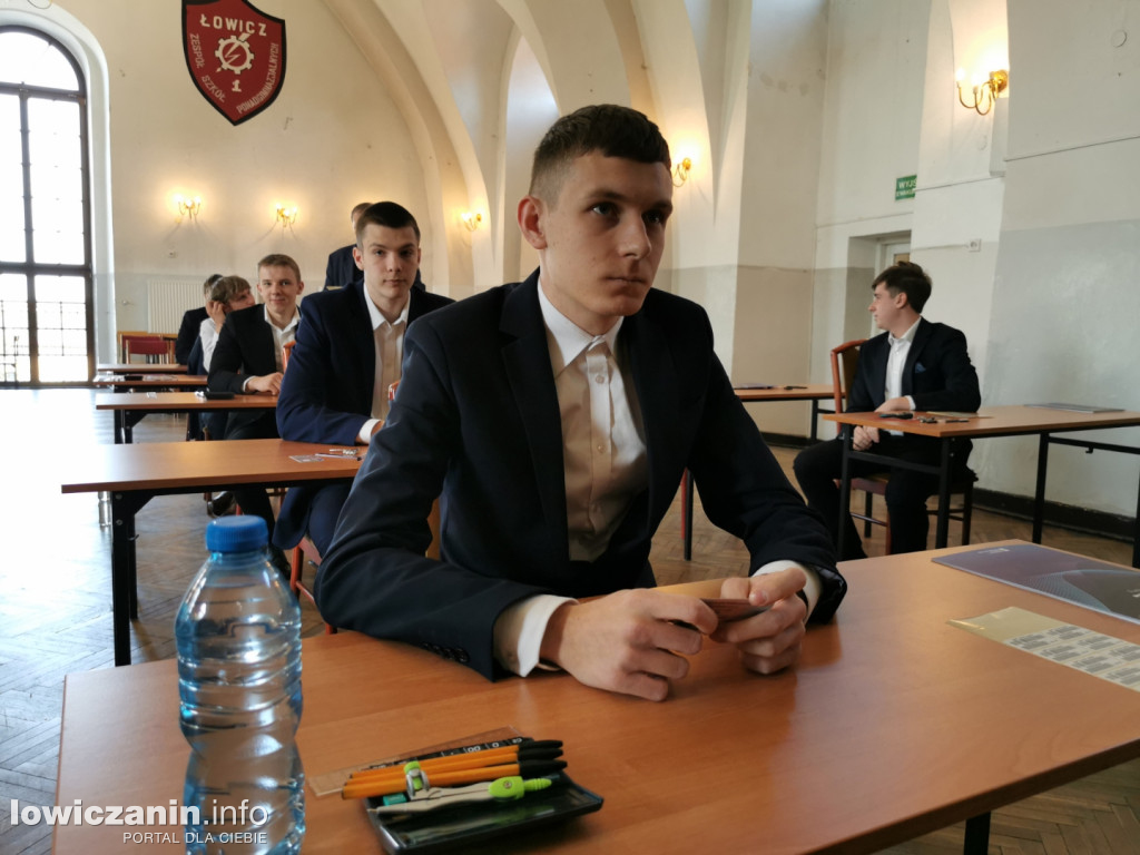 Maturzyści z ZST nr 1 w Łowiczu przed egzaminem z matematyki